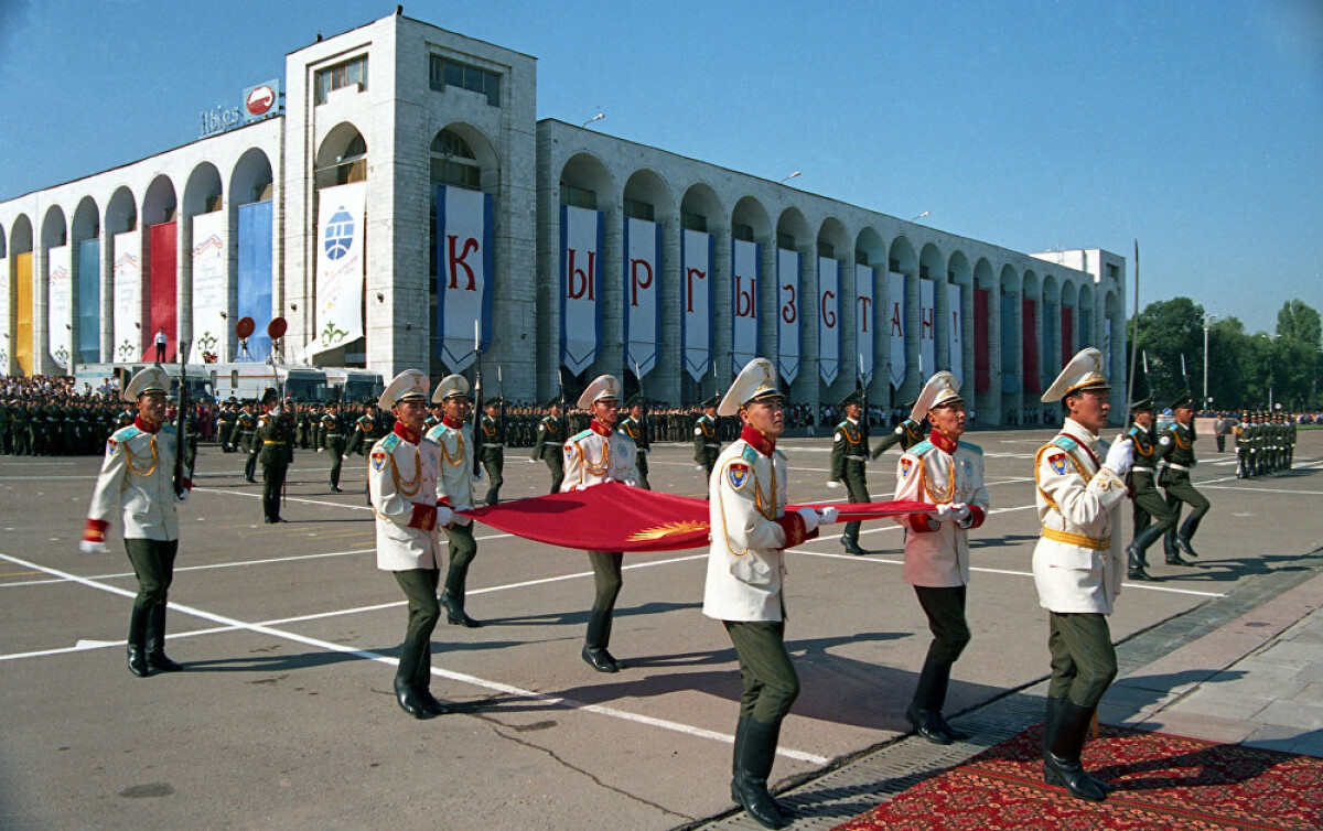 Наружная реклама Бишкека 1990-х годов