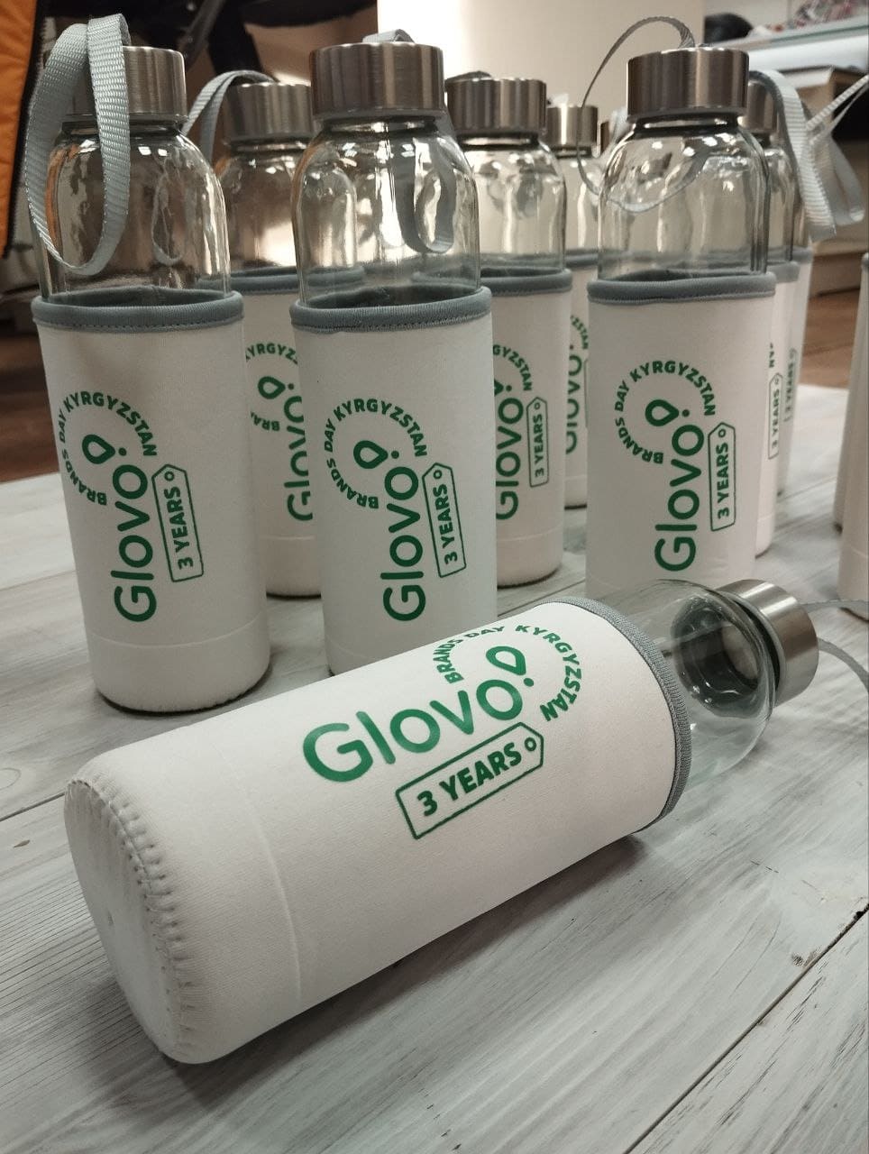 Фирменные бутылки с чехлами