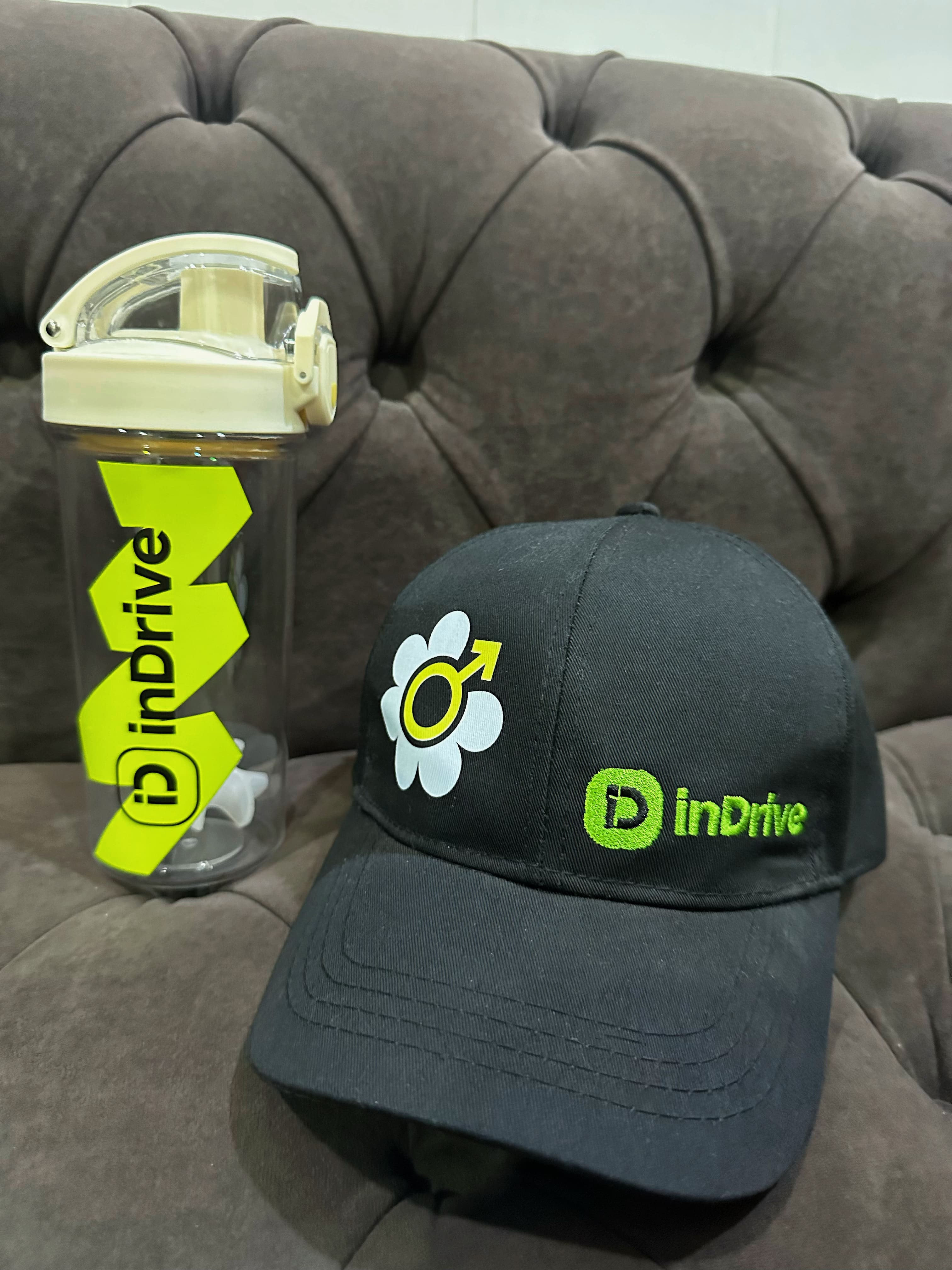 Бутылка и кепка inDrive